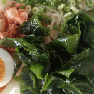 茹で卵とキムチとわかめとねぎの韓国冷麺